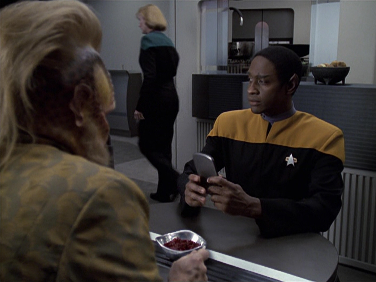 extant_StarTrek_VOY_6x25-TheHauntingOfDeckTwelve_00676.jpg