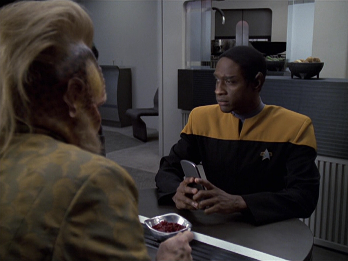 extant_StarTrek_VOY_6x25-TheHauntingOfDeckTwelve_00677.jpg