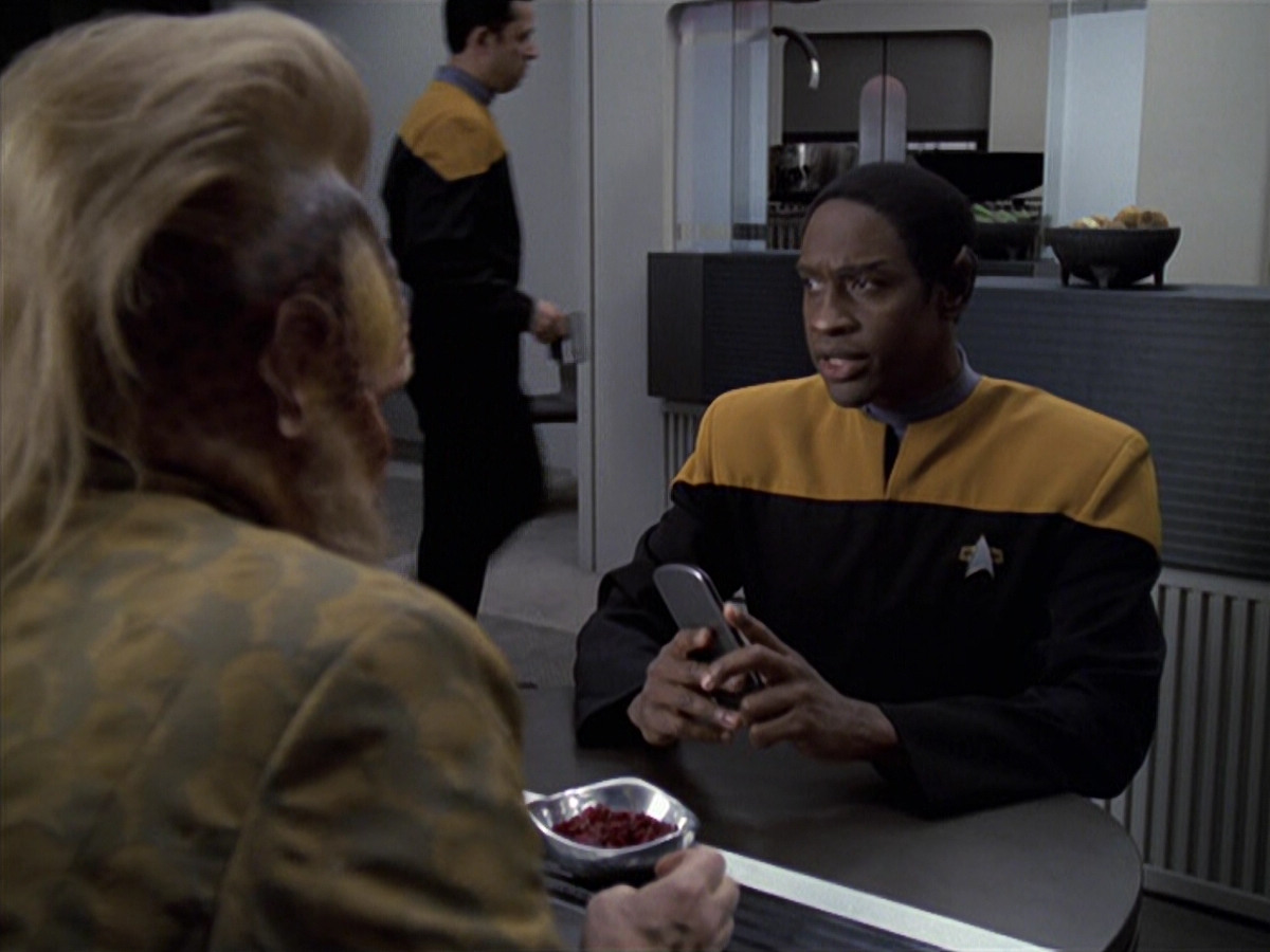 extant_StarTrek_VOY_6x25-TheHauntingOfDeckTwelve_00679.jpg