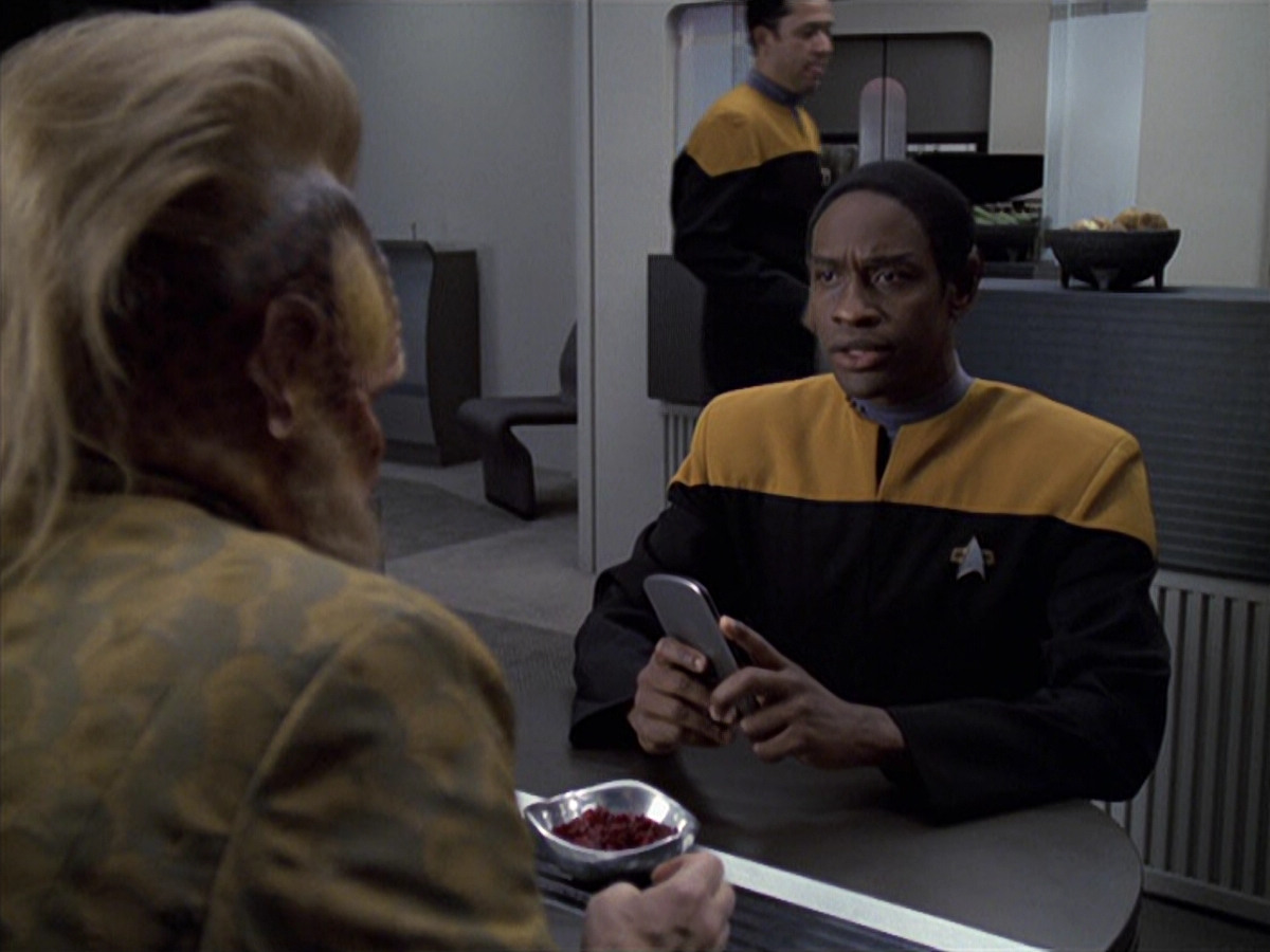 extant_StarTrek_VOY_6x25-TheHauntingOfDeckTwelve_00680.jpg