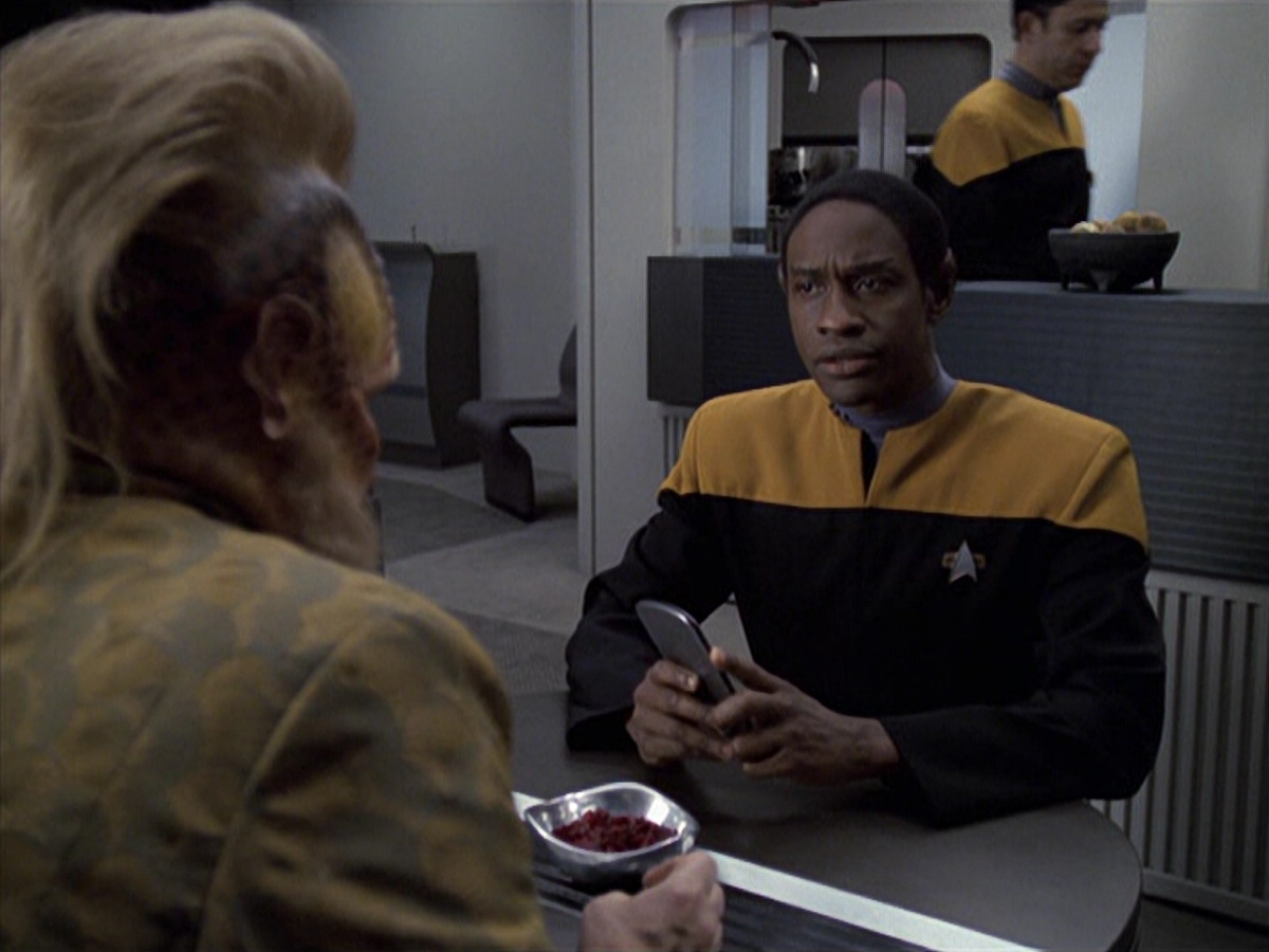 extant_StarTrek_VOY_6x25-TheHauntingOfDeckTwelve_00681.jpg