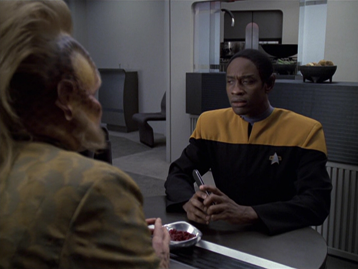 extant_StarTrek_VOY_6x25-TheHauntingOfDeckTwelve_00702.jpg