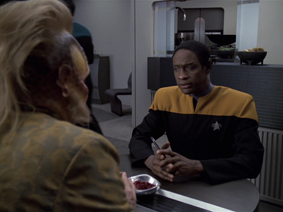 extant_StarTrek_VOY_6x25-TheHauntingOfDeckTwelve_00708.jpg