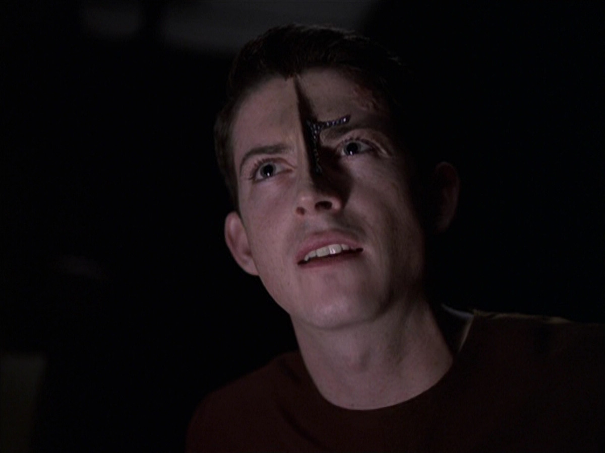 extant_StarTrek_VOY_6x25-TheHauntingOfDeckTwelve_00810.jpg