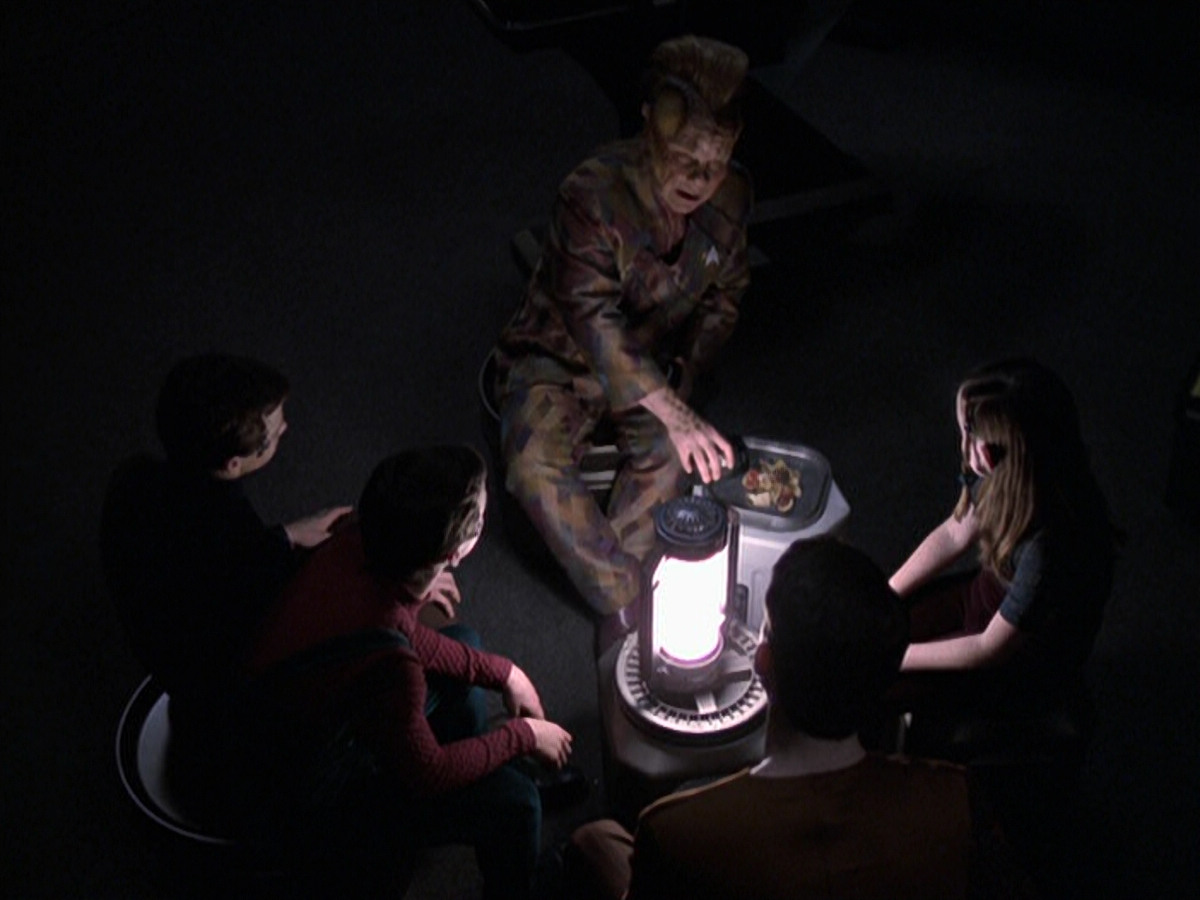 extant_StarTrek_VOY_6x25-TheHauntingOfDeckTwelve_00811.jpg