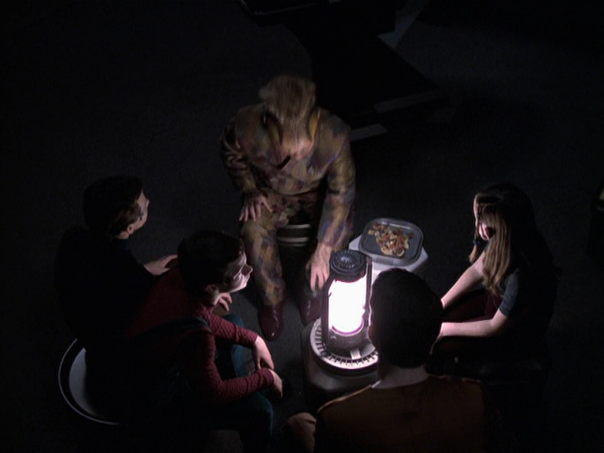 extant_StarTrek_VOY_6x25-TheHauntingOfDeckTwelve_00817.jpg