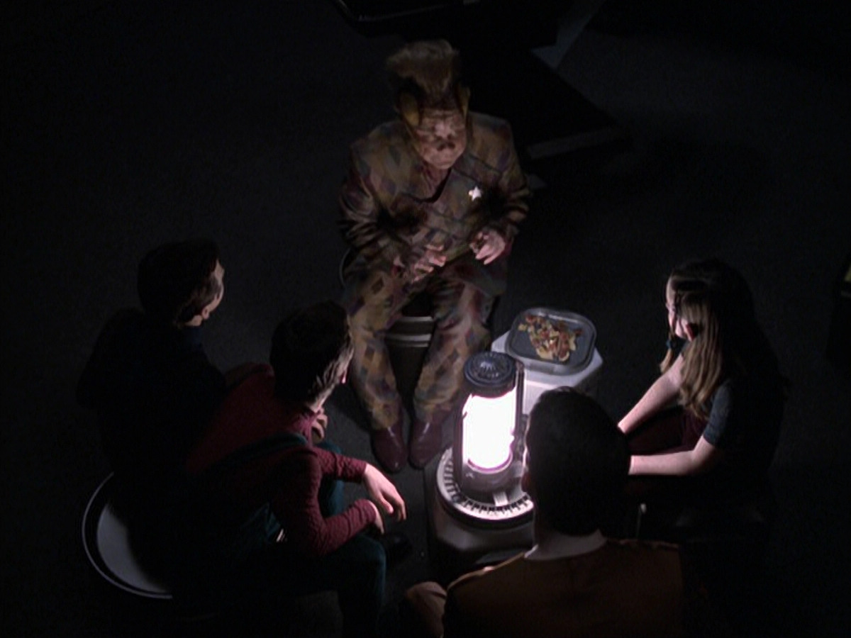 extant_StarTrek_VOY_6x25-TheHauntingOfDeckTwelve_00823.jpg