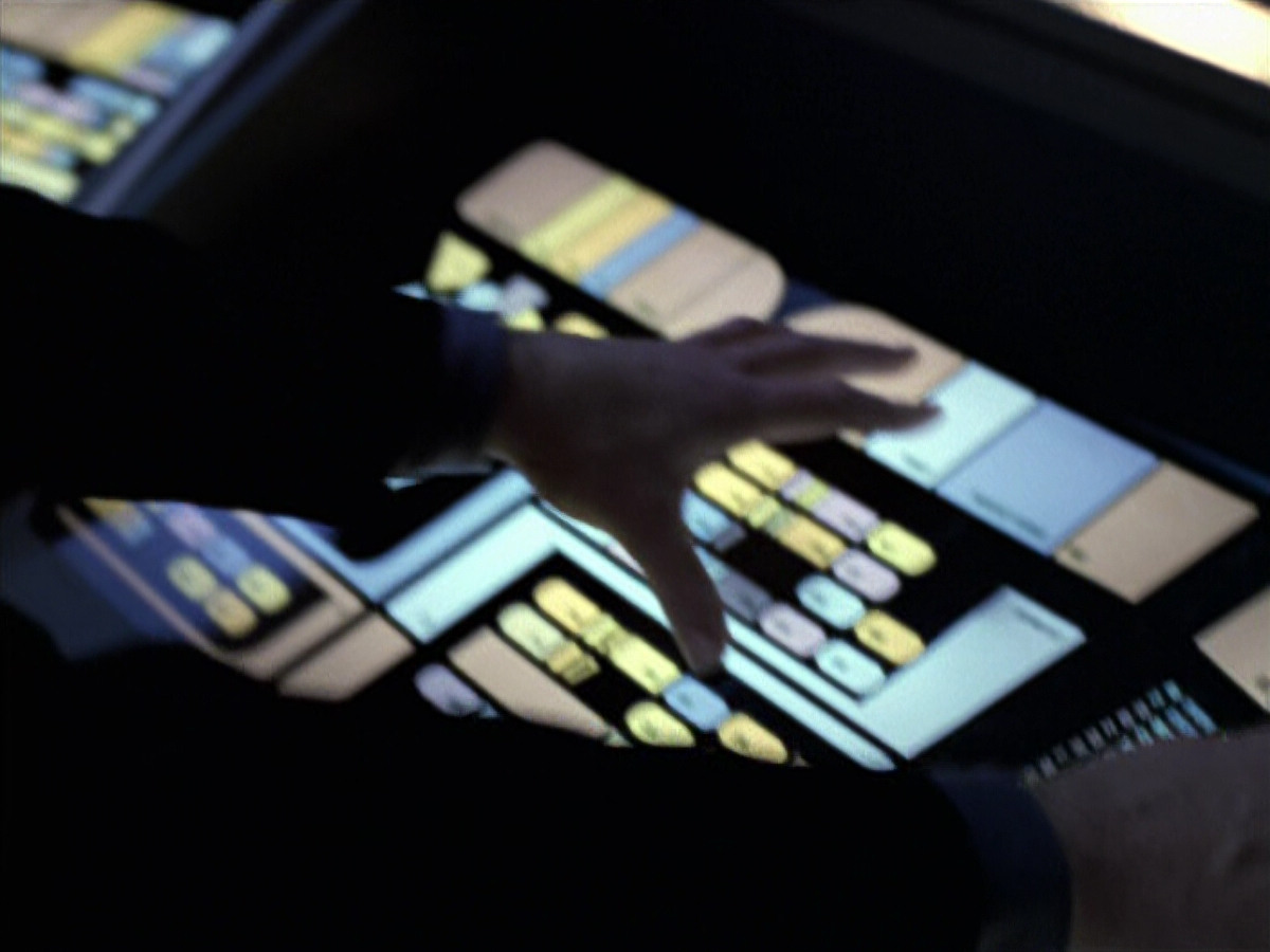 extant_StarTrek_VOY_6x25-TheHauntingOfDeckTwelve_00848.jpg