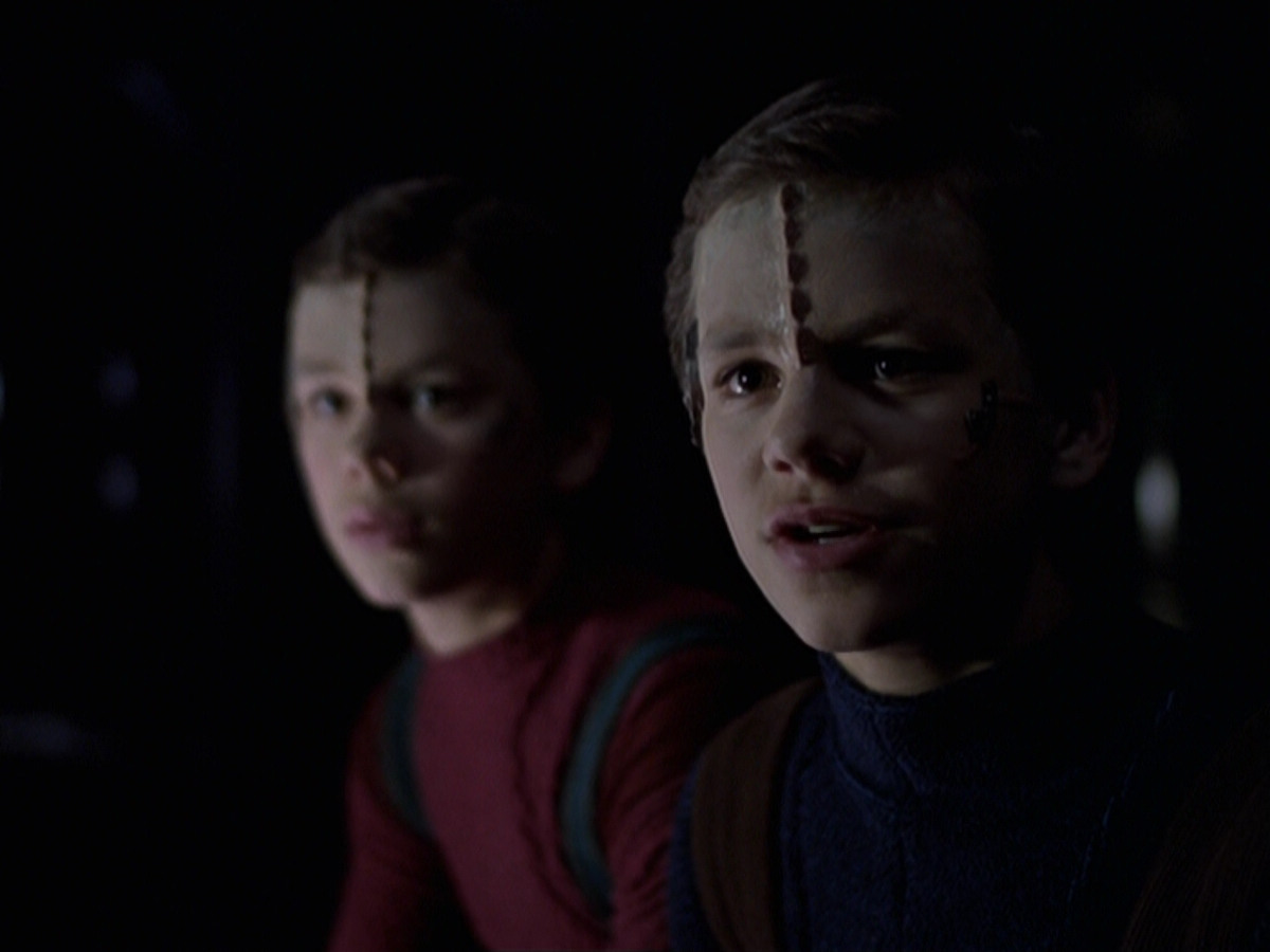 extant_StarTrek_VOY_6x25-TheHauntingOfDeckTwelve_00862.jpg