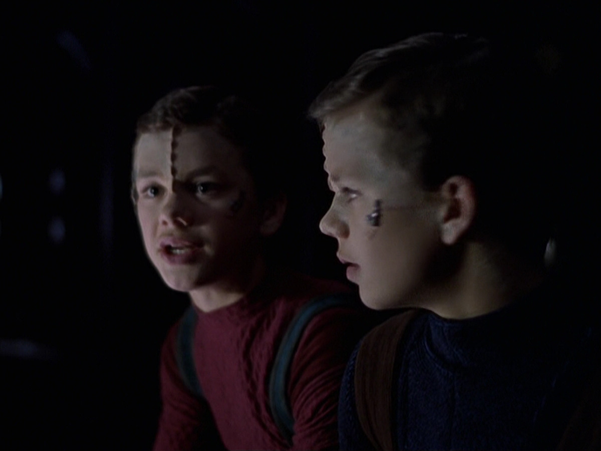 extant_StarTrek_VOY_6x25-TheHauntingOfDeckTwelve_00864.jpg