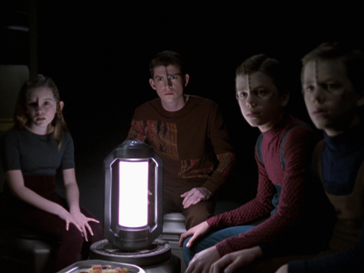extant_StarTrek_VOY_6x25-TheHauntingOfDeckTwelve_00921.jpg