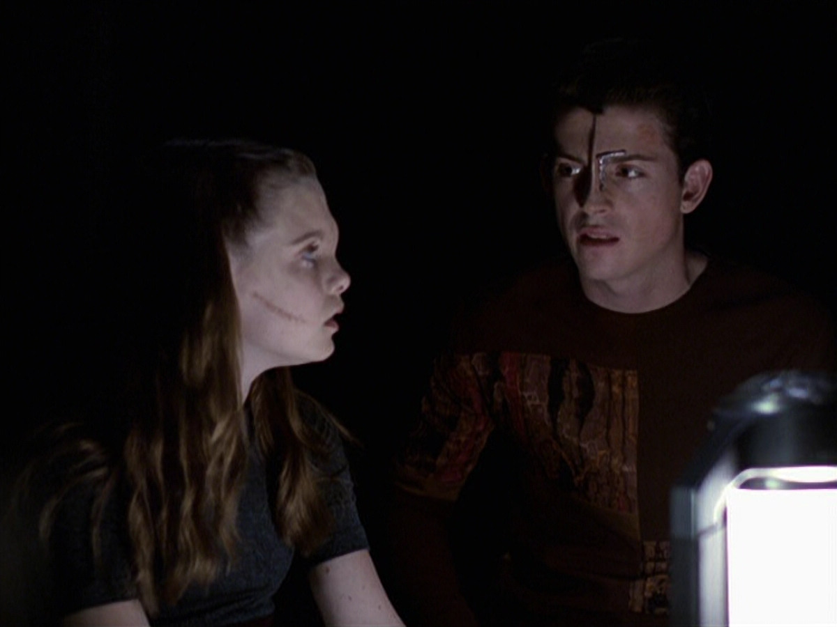 extant_StarTrek_VOY_6x25-TheHauntingOfDeckTwelve_00935.jpg