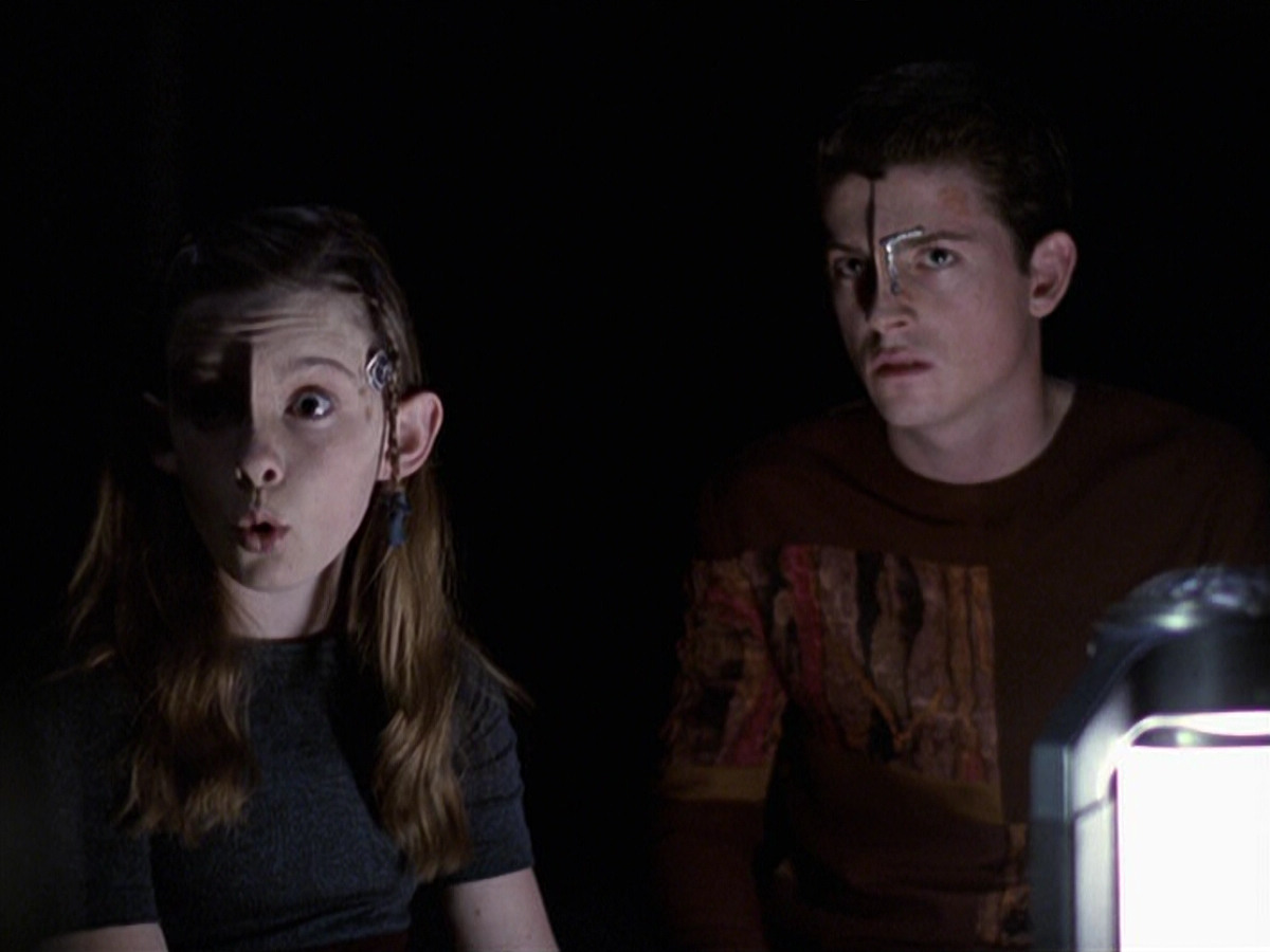 extant_StarTrek_VOY_6x25-TheHauntingOfDeckTwelve_00943.jpg
