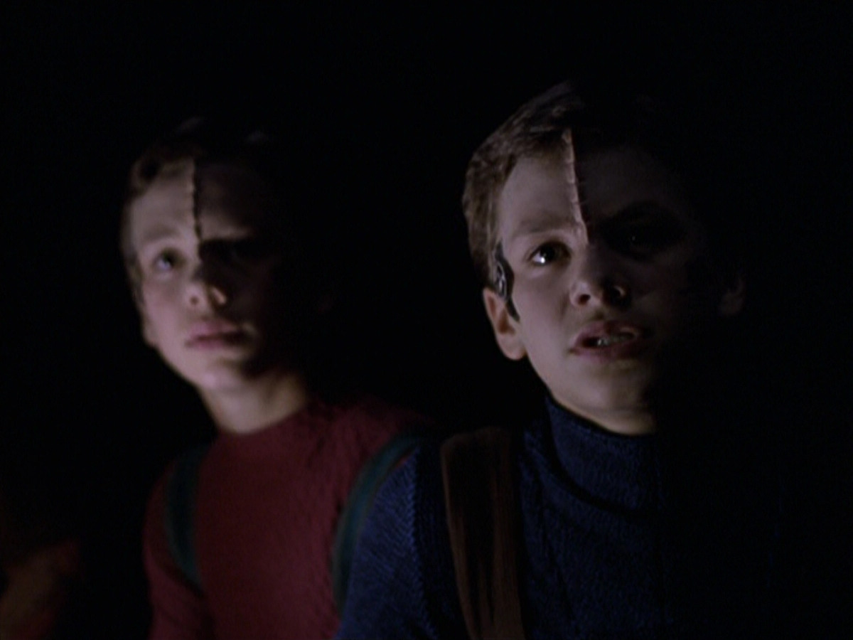extant_StarTrek_VOY_6x25-TheHauntingOfDeckTwelve_00950.jpg