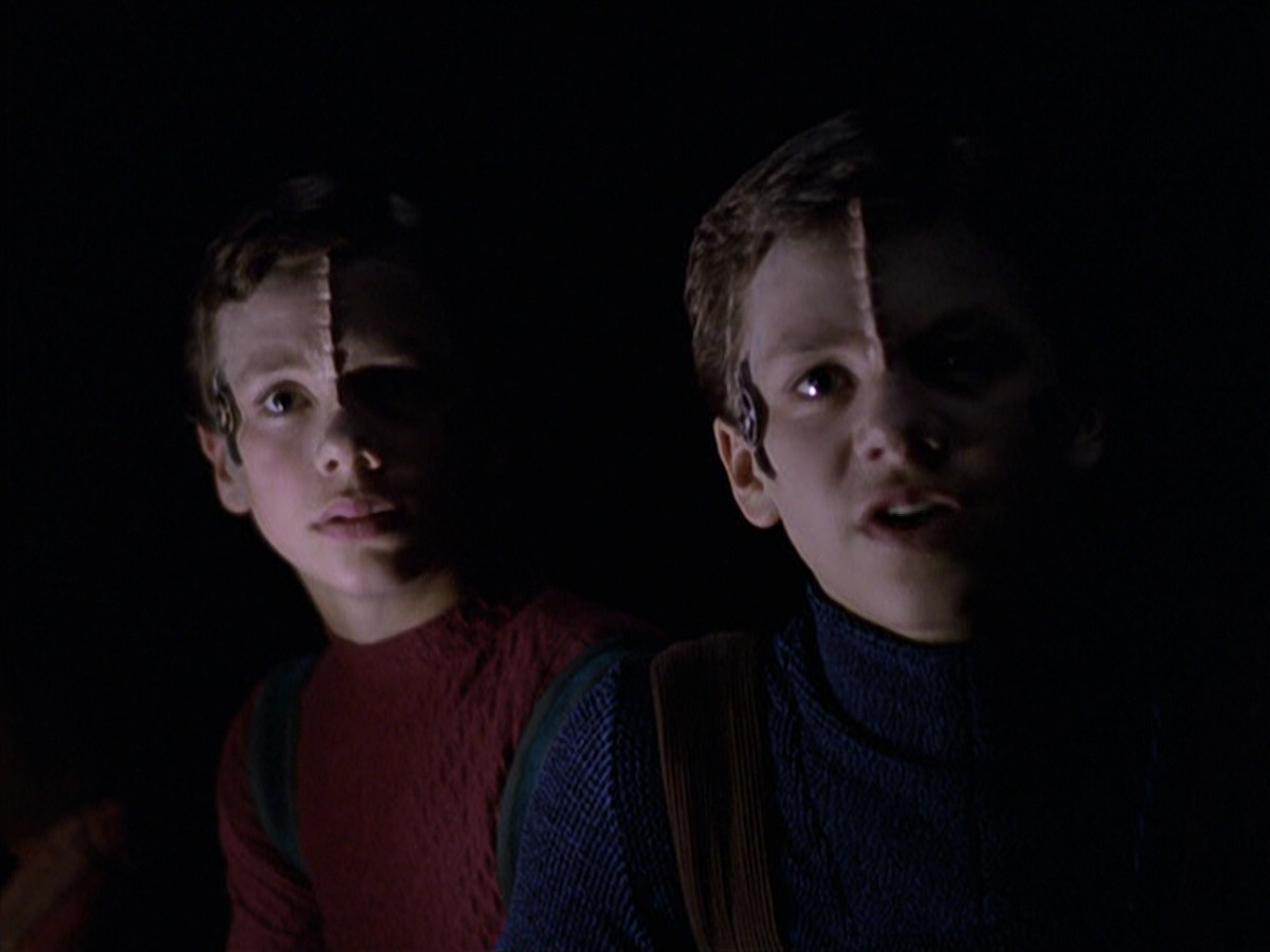extant_StarTrek_VOY_6x25-TheHauntingOfDeckTwelve_00951.jpg