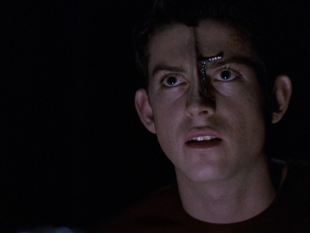extant_StarTrek_VOY_6x25-TheHauntingOfDeckTwelve_00957.jpg