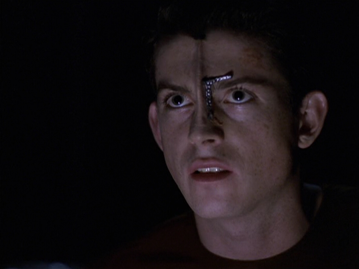 extant_StarTrek_VOY_6x25-TheHauntingOfDeckTwelve_00961.jpg