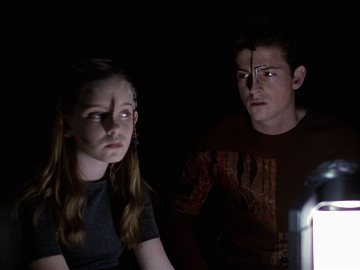 extant_StarTrek_VOY_6x25-TheHauntingOfDeckTwelve_00980.jpg