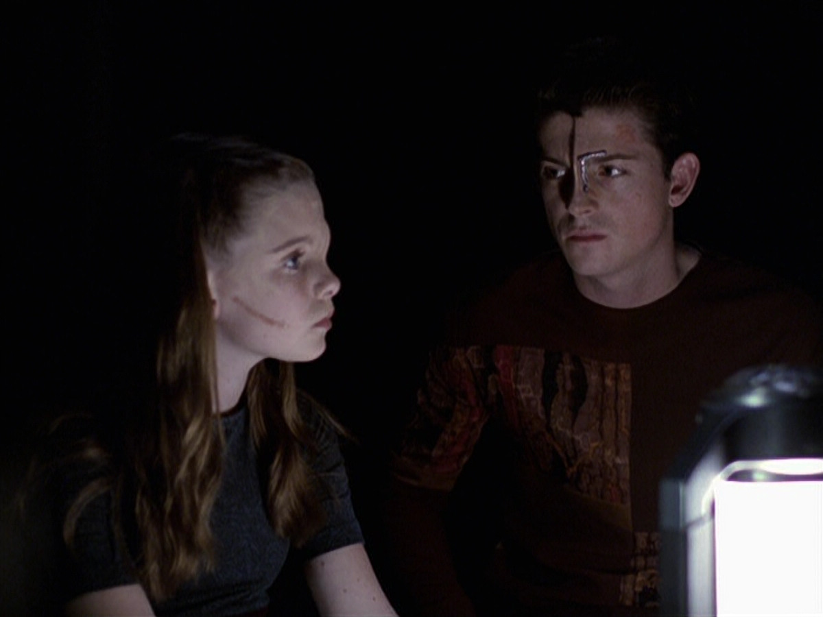 extant_StarTrek_VOY_6x25-TheHauntingOfDeckTwelve_00982.jpg