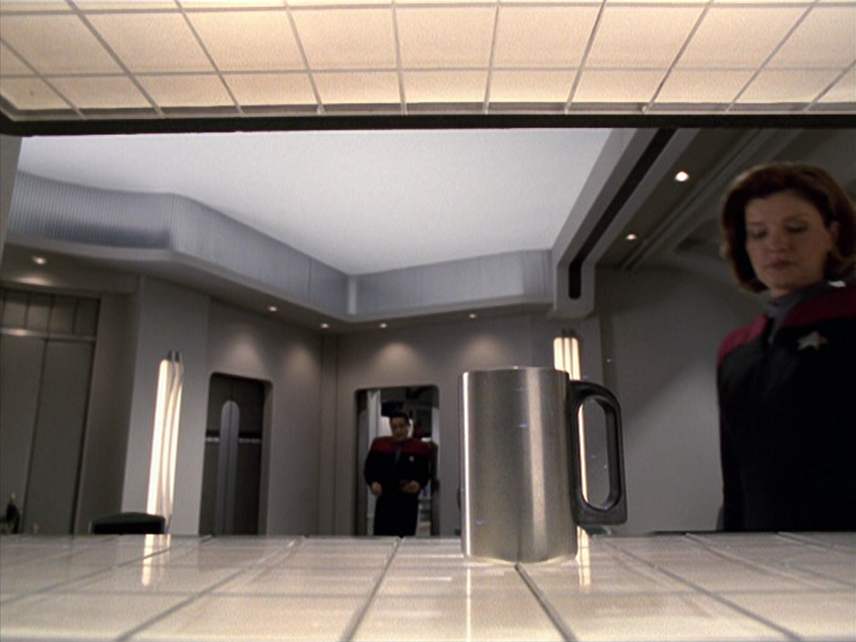 extant_StarTrek_VOY_6x25-TheHauntingOfDeckTwelve_01010.jpg