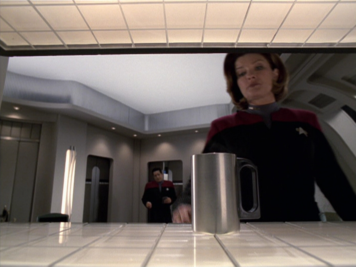 extant_StarTrek_VOY_6x25-TheHauntingOfDeckTwelve_01011.jpg
