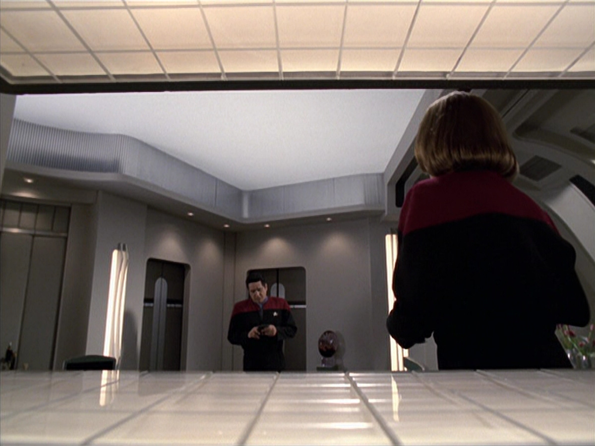 extant_StarTrek_VOY_6x25-TheHauntingOfDeckTwelve_01014.jpg