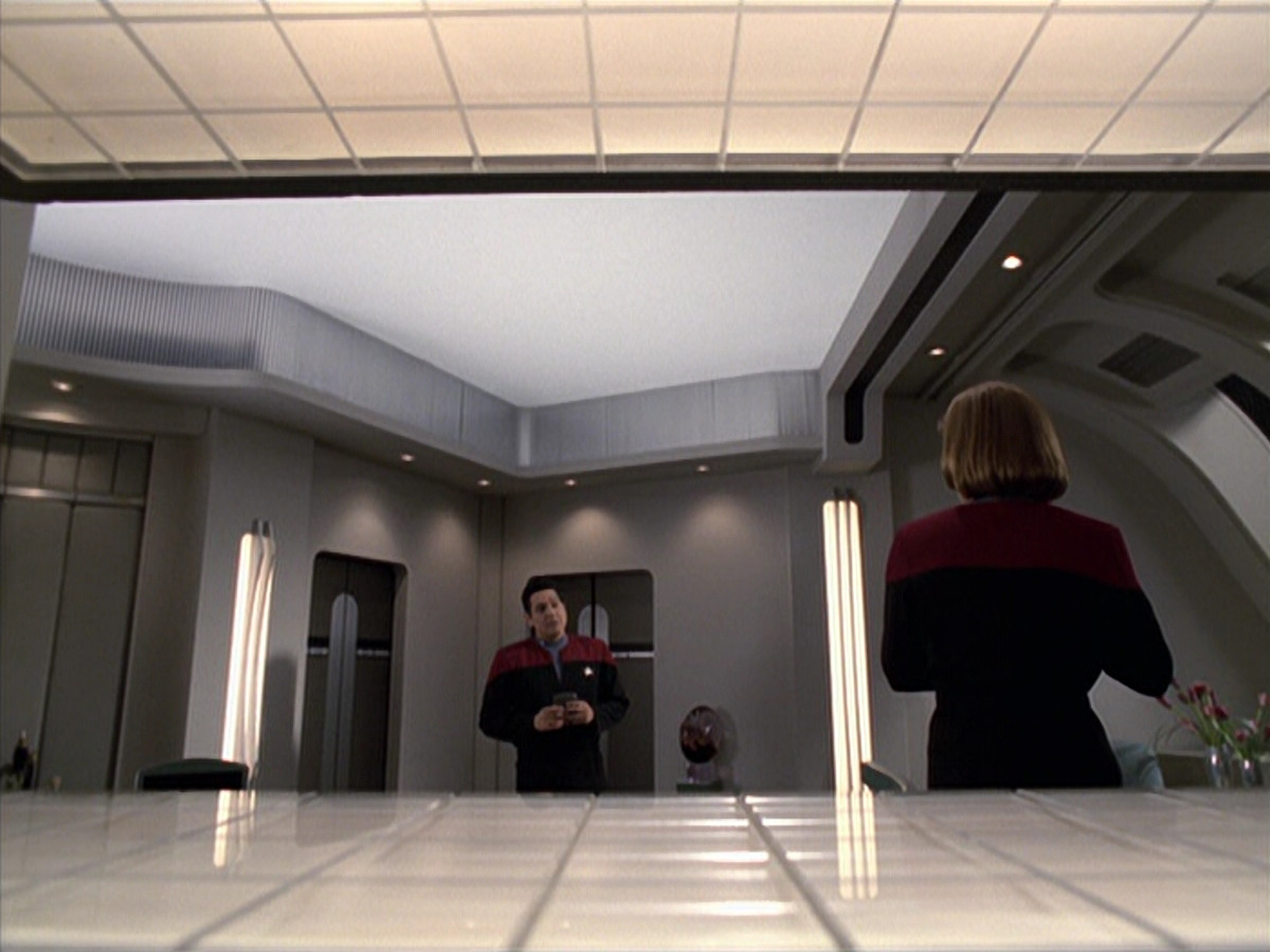 extant_StarTrek_VOY_6x25-TheHauntingOfDeckTwelve_01016.jpg