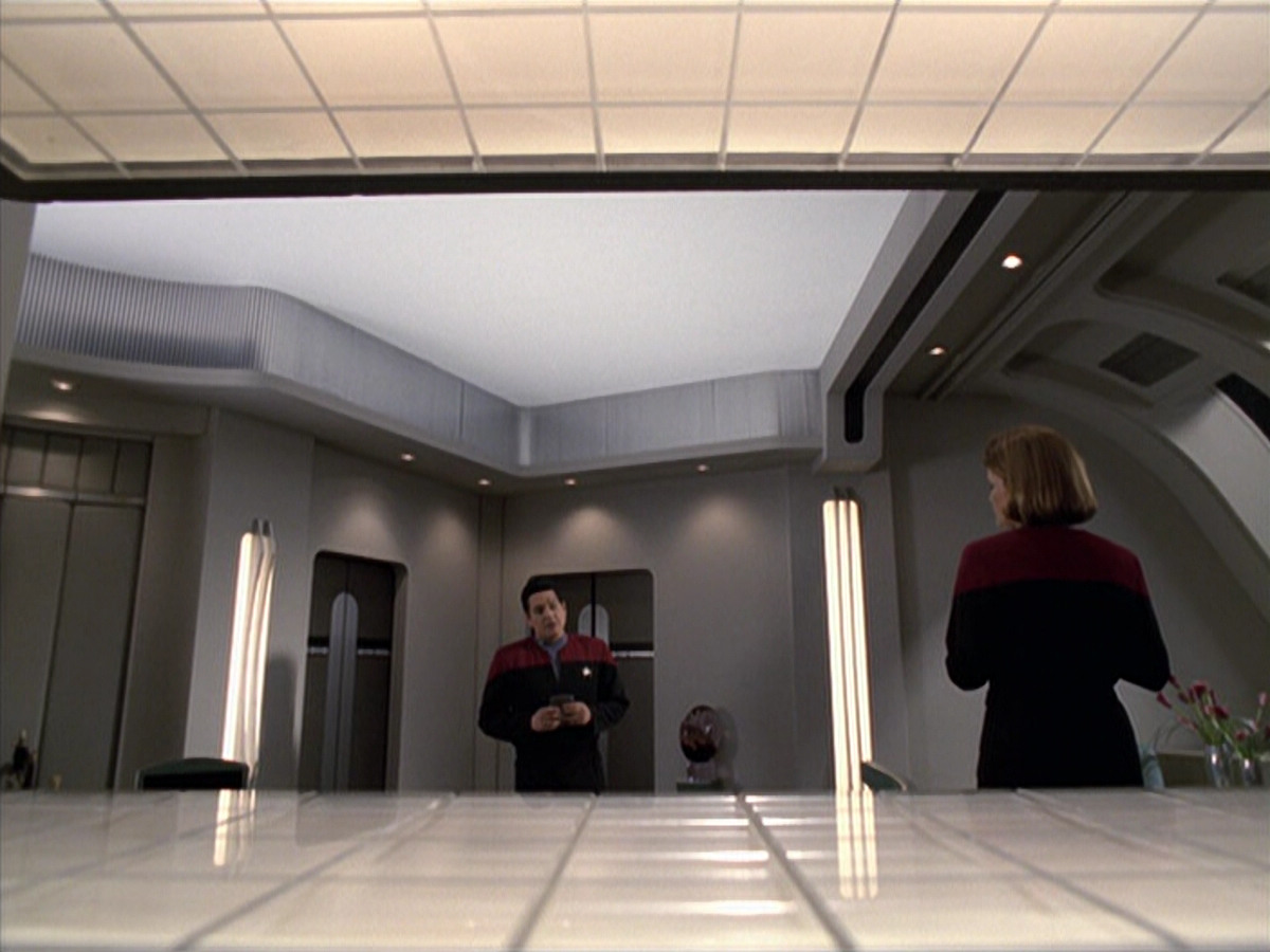 extant_StarTrek_VOY_6x25-TheHauntingOfDeckTwelve_01017.jpg