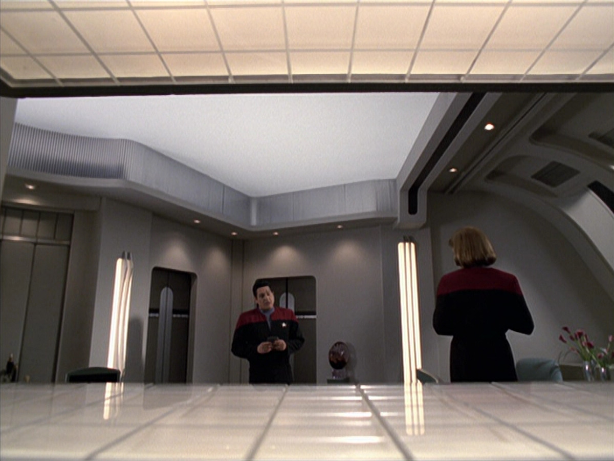 extant_StarTrek_VOY_6x25-TheHauntingOfDeckTwelve_01018.jpg