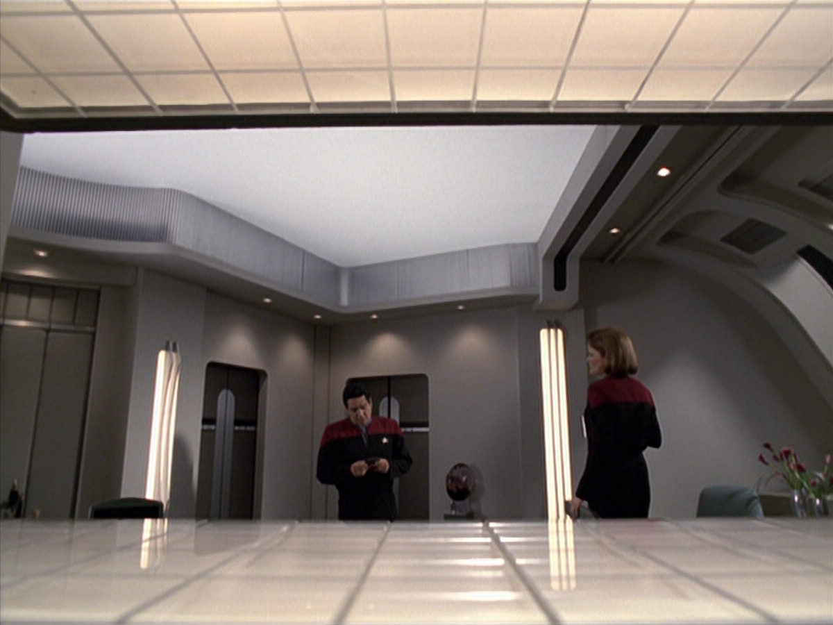 extant_StarTrek_VOY_6x25-TheHauntingOfDeckTwelve_01020.jpg