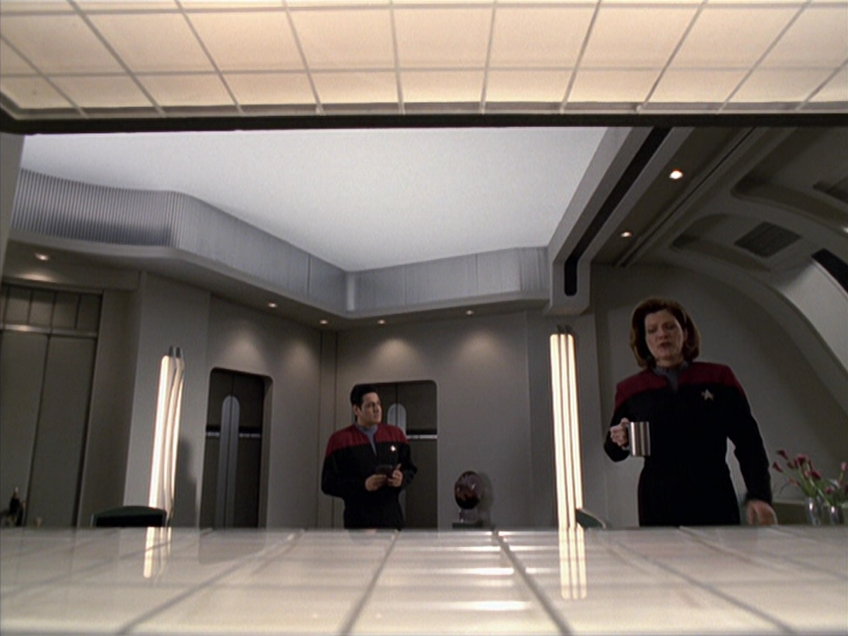 extant_StarTrek_VOY_6x25-TheHauntingOfDeckTwelve_01040.jpg