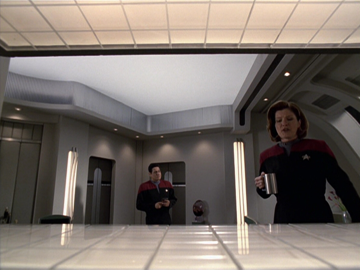 extant_StarTrek_VOY_6x25-TheHauntingOfDeckTwelve_01041.jpg