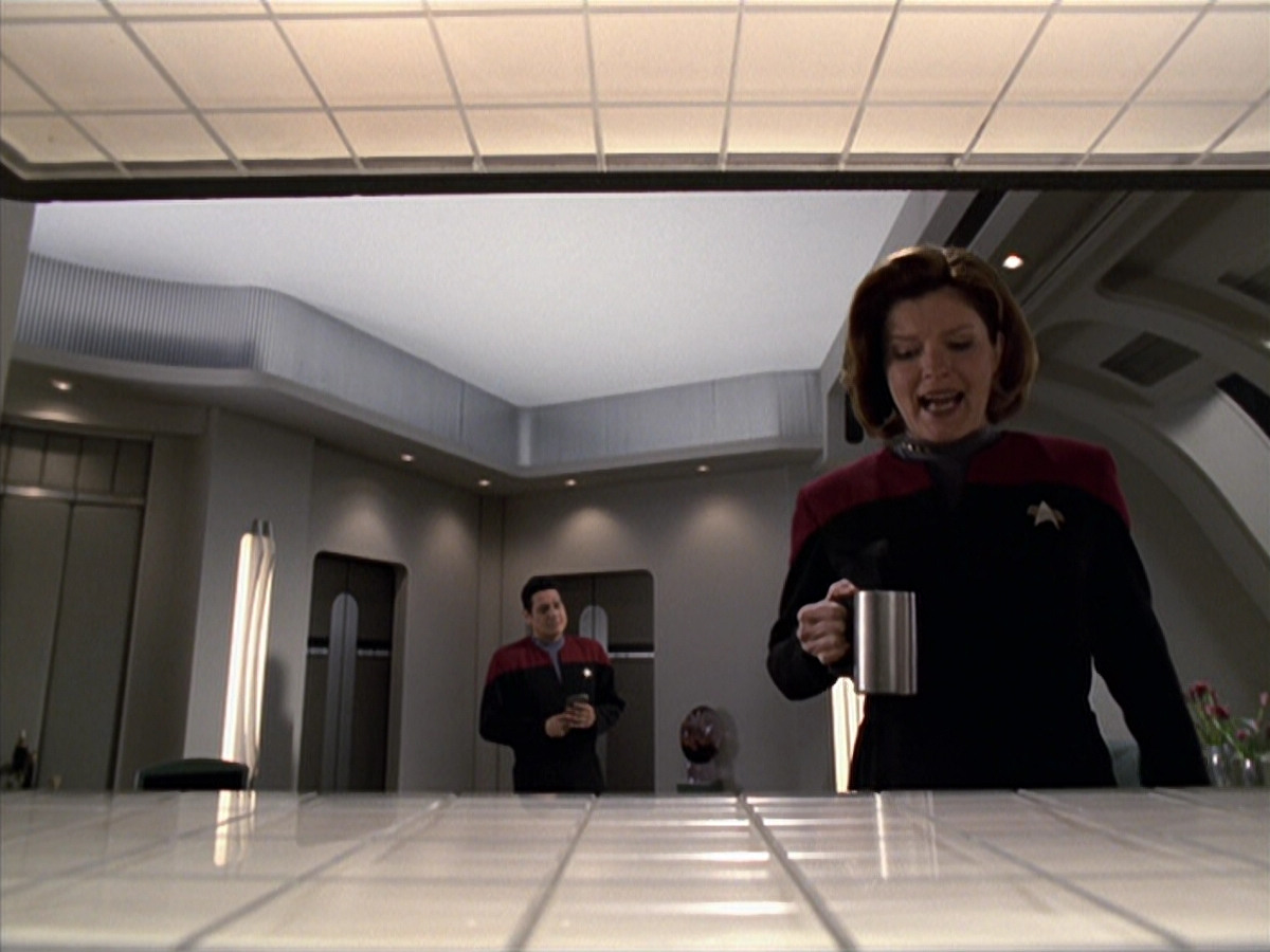 extant_StarTrek_VOY_6x25-TheHauntingOfDeckTwelve_01042.jpg