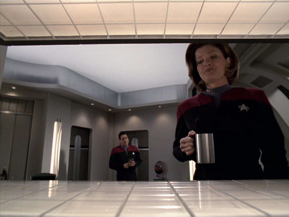 extant_StarTrek_VOY_6x25-TheHauntingOfDeckTwelve_01043.jpg