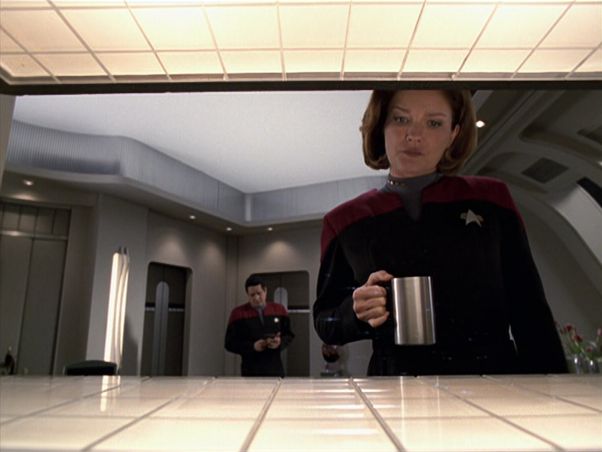 extant_StarTrek_VOY_6x25-TheHauntingOfDeckTwelve_01044.jpg