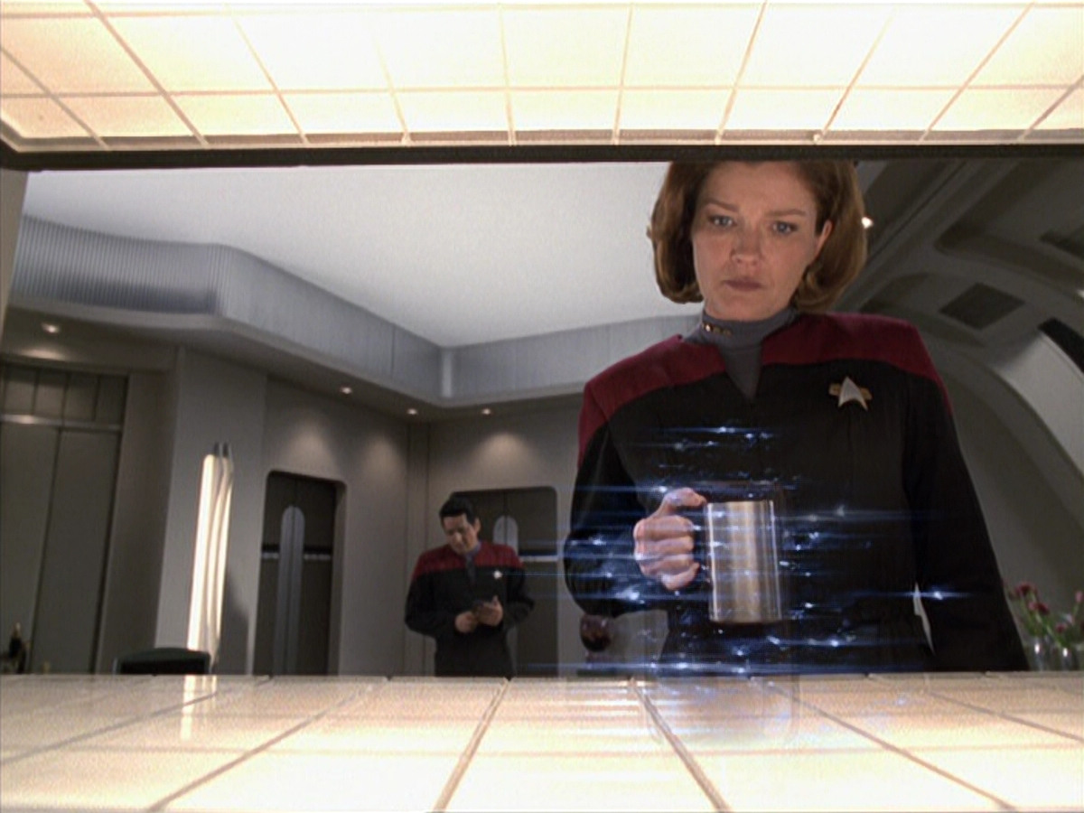 extant_StarTrek_VOY_6x25-TheHauntingOfDeckTwelve_01045.jpg