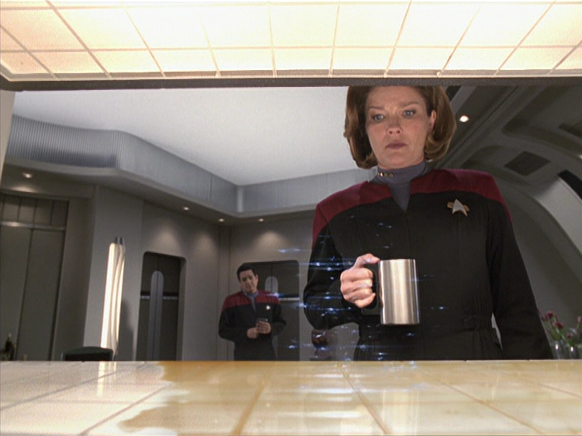 extant_StarTrek_VOY_6x25-TheHauntingOfDeckTwelve_01050.jpg