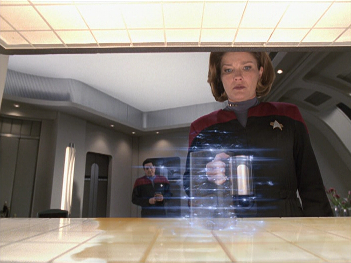 extant_StarTrek_VOY_6x25-TheHauntingOfDeckTwelve_01051.jpg