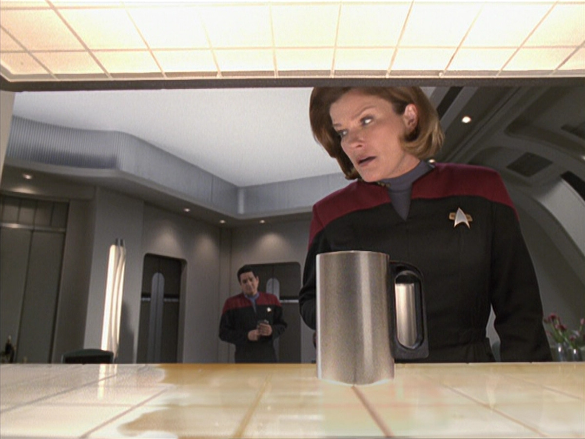 extant_StarTrek_VOY_6x25-TheHauntingOfDeckTwelve_01054.jpg
