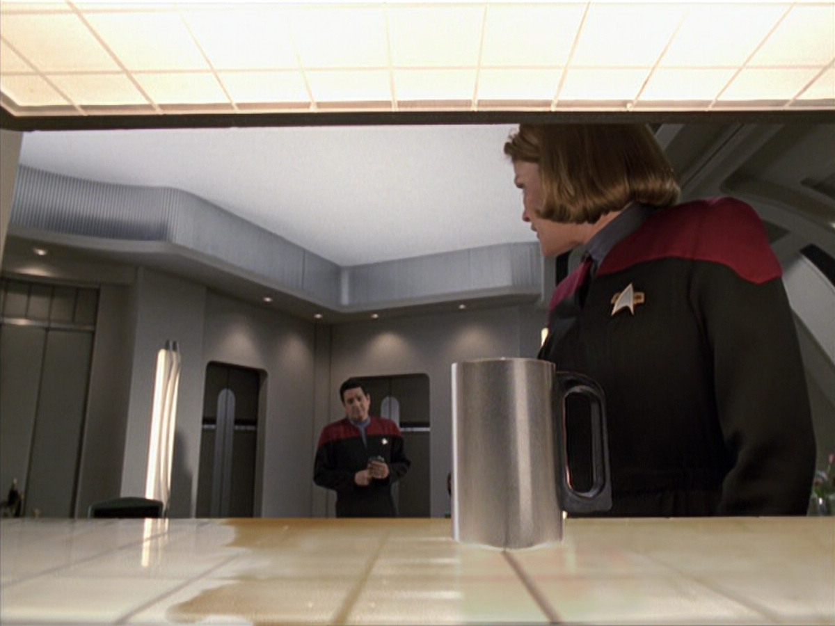 extant_StarTrek_VOY_6x25-TheHauntingOfDeckTwelve_01055.jpg