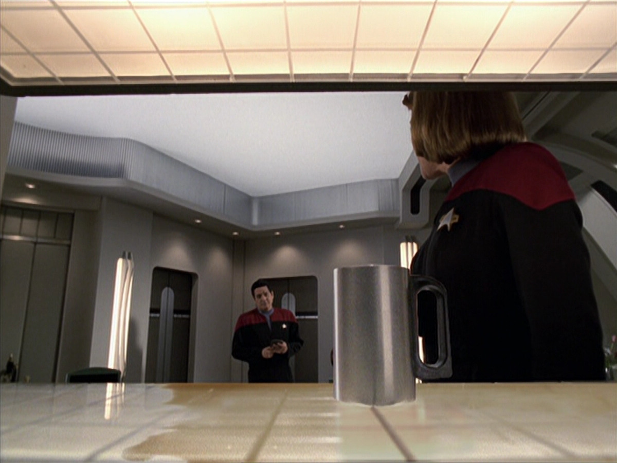 extant_StarTrek_VOY_6x25-TheHauntingOfDeckTwelve_01056.jpg