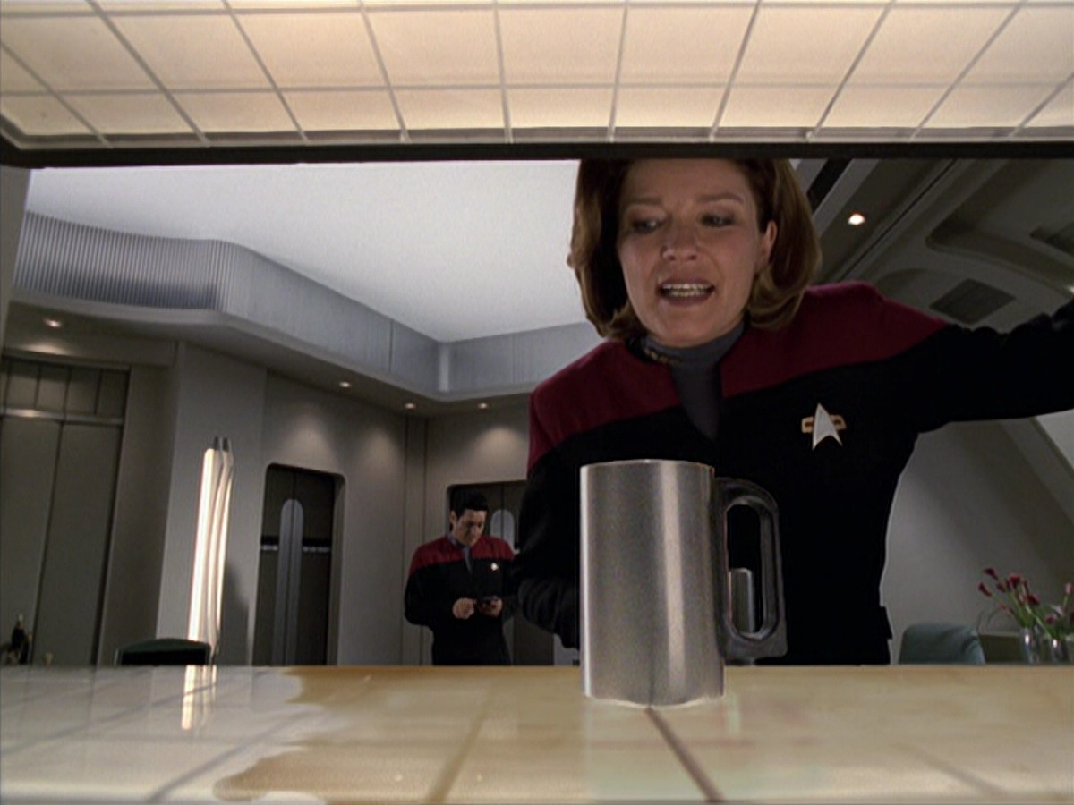 extant_StarTrek_VOY_6x25-TheHauntingOfDeckTwelve_01060.jpg