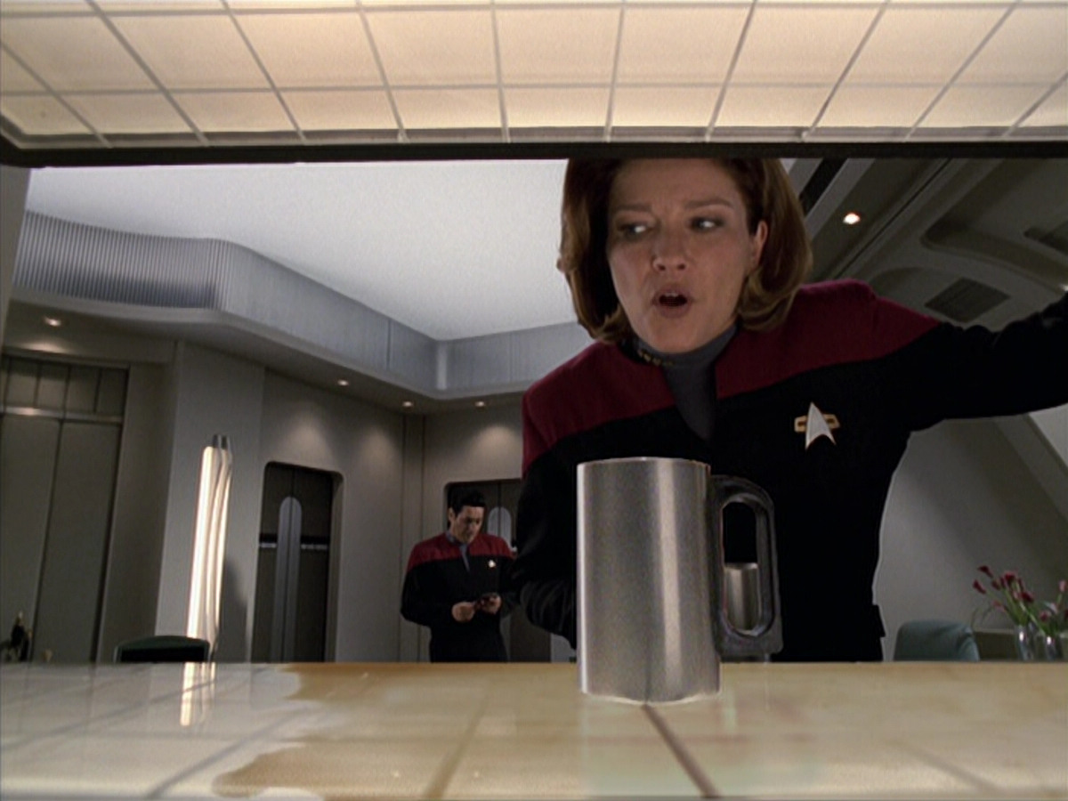 extant_StarTrek_VOY_6x25-TheHauntingOfDeckTwelve_01061.jpg