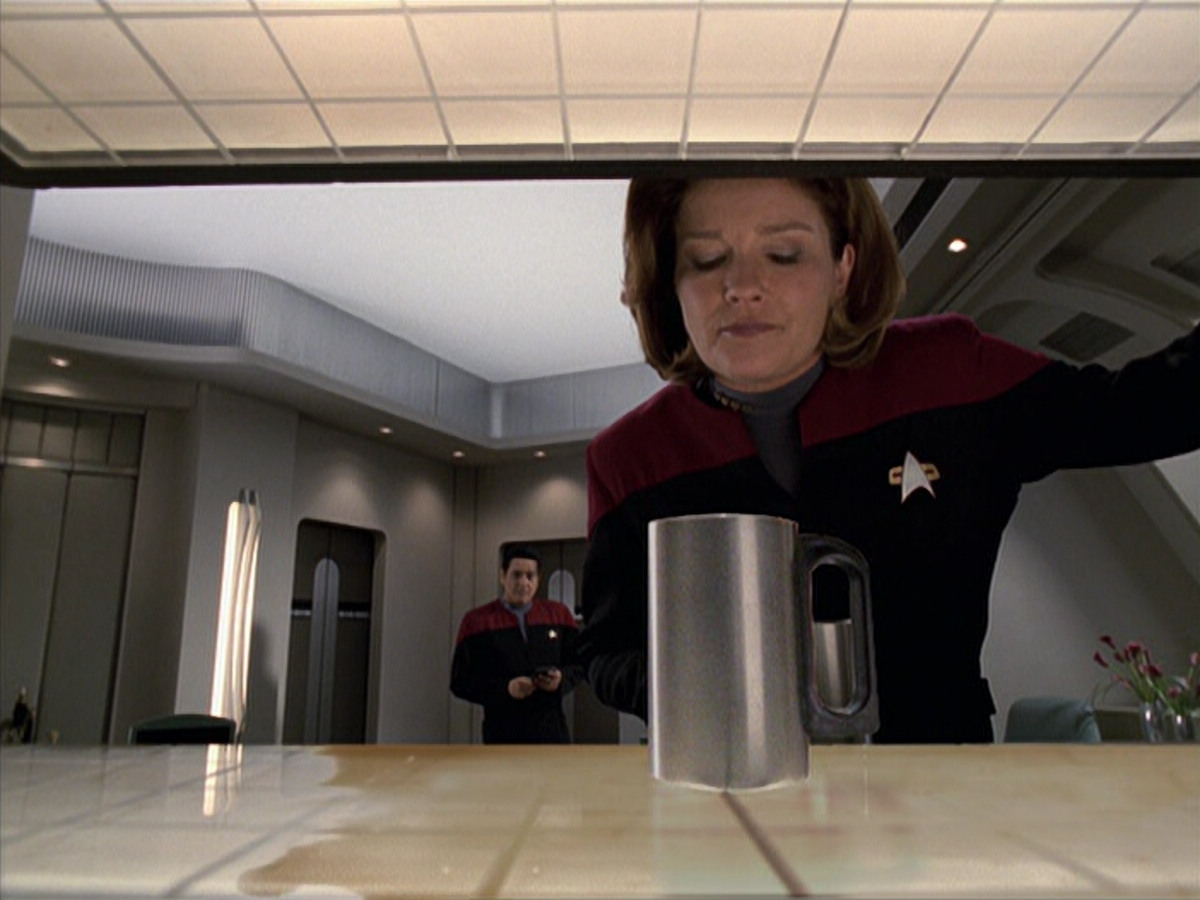 extant_StarTrek_VOY_6x25-TheHauntingOfDeckTwelve_01064.jpg