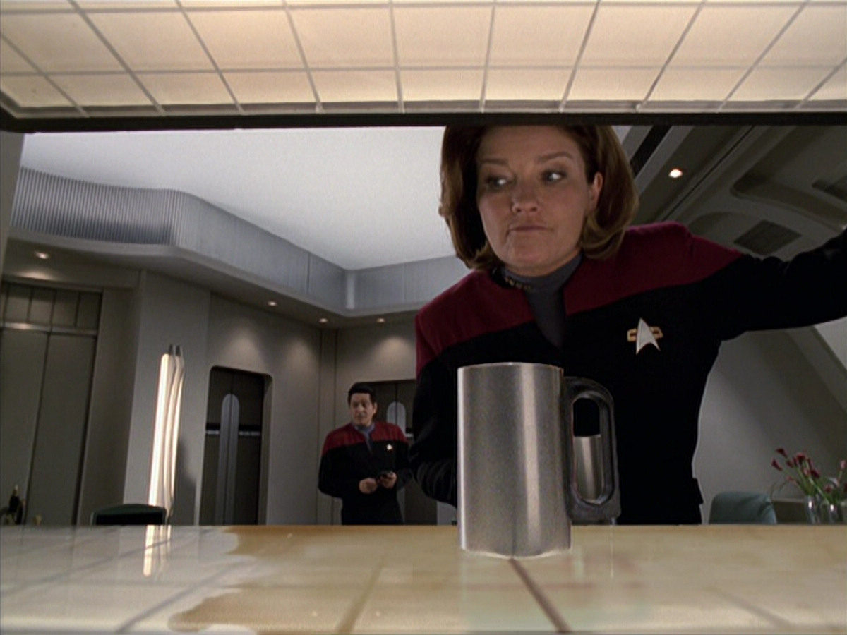 extant_StarTrek_VOY_6x25-TheHauntingOfDeckTwelve_01065.jpg
