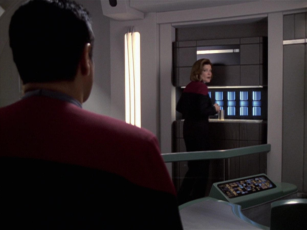 extant_StarTrek_VOY_6x25-TheHauntingOfDeckTwelve_01066.jpg