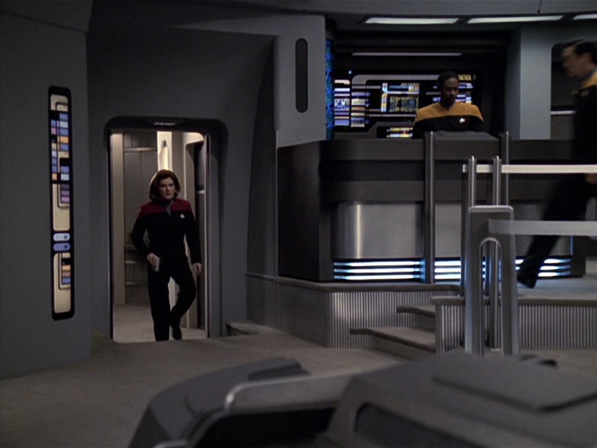 extant_StarTrek_VOY_6x25-TheHauntingOfDeckTwelve_01122.jpg