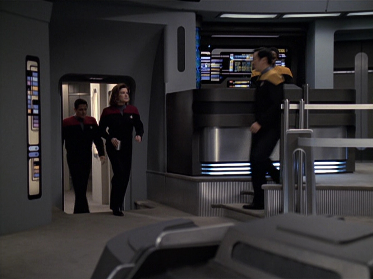 extant_StarTrek_VOY_6x25-TheHauntingOfDeckTwelve_01123.jpg