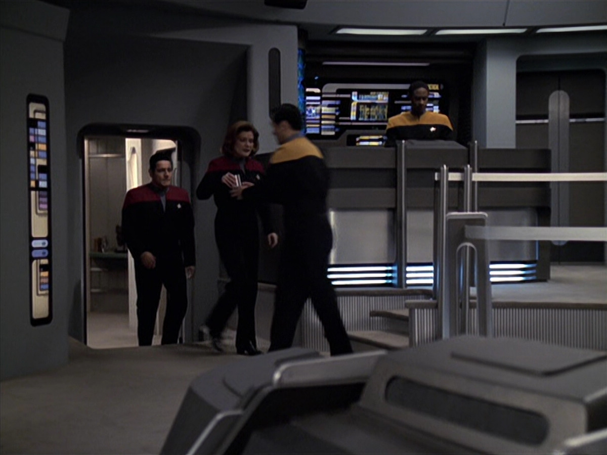extant_StarTrek_VOY_6x25-TheHauntingOfDeckTwelve_01124.jpg