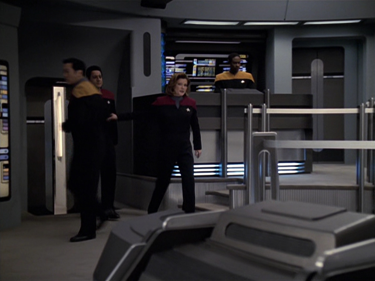 extant_StarTrek_VOY_6x25-TheHauntingOfDeckTwelve_01125.jpg